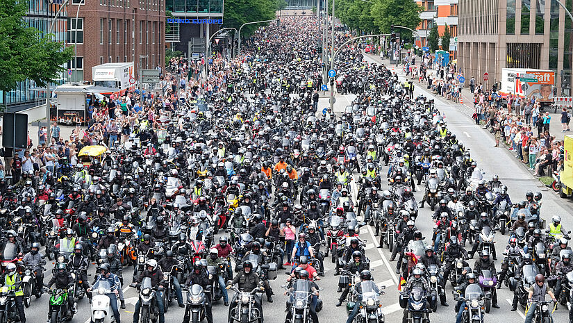 Tausende Biker fahren die Straße entlang