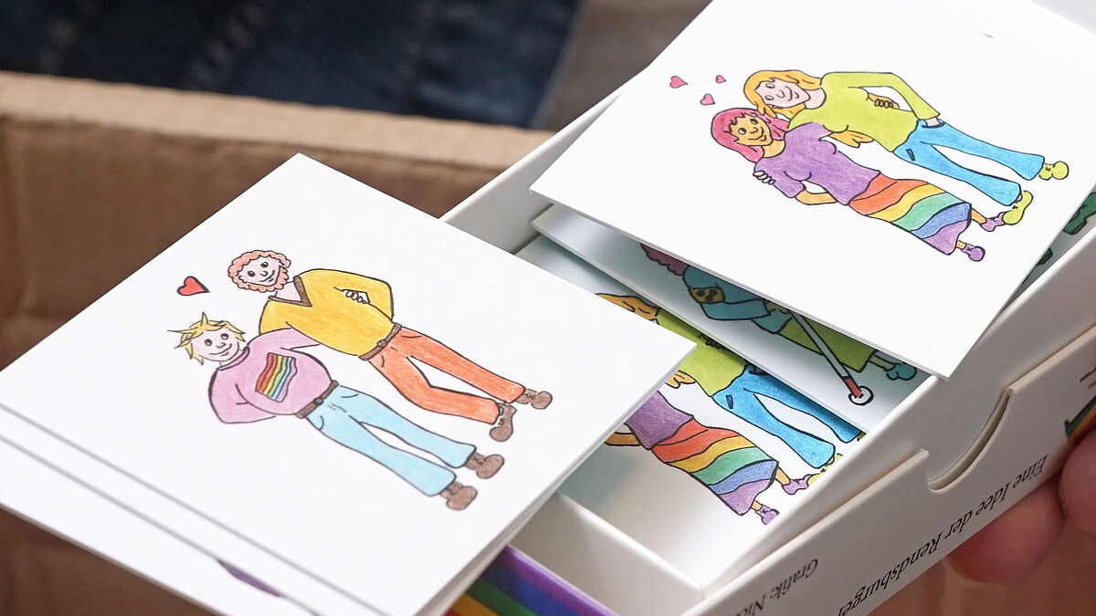 Papa und Papa oder Mama und Mama: Das Memory-Spiel greift die Diversität des Alltags auf. 