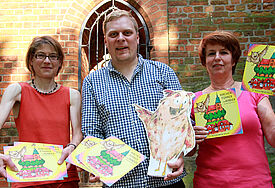 Monika Ruhland, ehrenamtliche Kinderstadtführerin, Vikar Nils Wolffson und Christiane Koch, Küsterin an St. Nicola (v. li.), präsentierten den neuen Kinderkirchenführer.