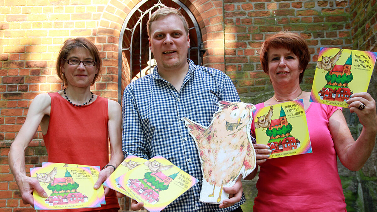 Monika Ruhland, ehrenamtliche Kinderstadtführerin, Vikar Nils Wolffson und Christiane Koch, Küsterin an St. Nicola (v. li.), präsentierten den neuen Kinderkirchenführer. 