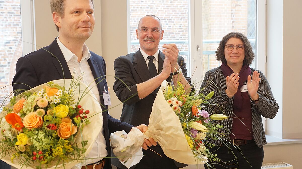 "Ich bringe viel Energie und große Lust auf die Zusammenarbeit mit Ihnen mit", sagte Dennis Pistol (links) vor seiner Wahl. Hier gratulieren ihm Propst Matthias Krüger (Mitte) und Präses Maike Tesch.