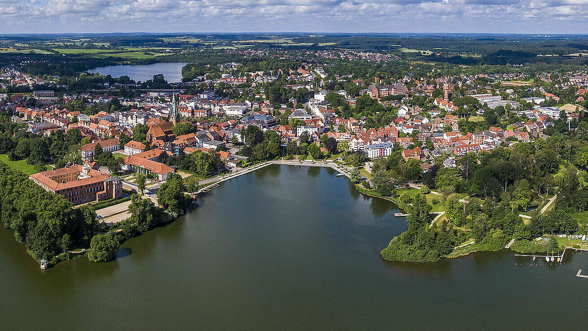 Der "Garten am frischen Wasser" liegt nahe der Kirche direkt am Eutiner Seeufer.
