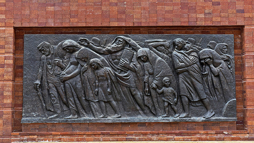 Relief "Zug in die Vernichtung" am Warschauer Ghetto-Platz in der Gedenkstätte Yad Vashem ("Gedenkstätte der Märtyrer und Helden des Staates Israel im Holocaust") in Jerusalem. 