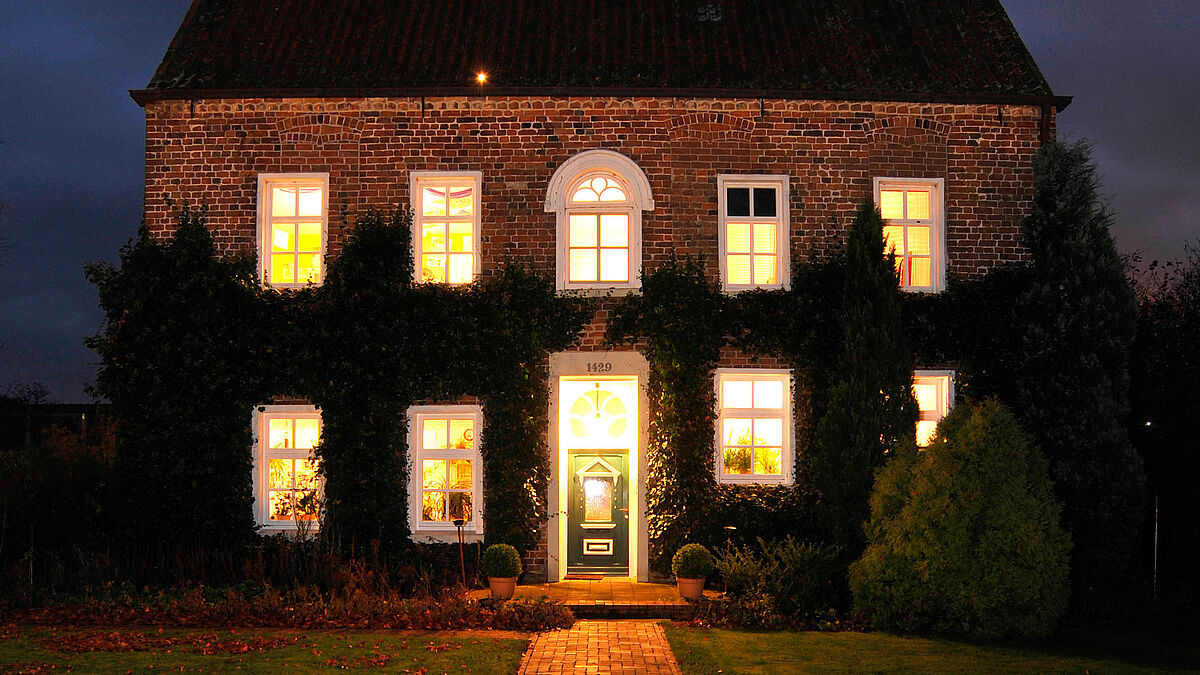 Zu den typischen Vertretern des friesischen Steinhauses gehört das Pfarrhaus in Stapelmoor. Dieser Bautyp entstand etwa um die Mitte des 14. Jahrhunderts im Herrschaftsgebiet der ostfriesischen Häuptlinge.