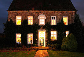 Zu den typischen Vertretern des friesischen Steinhauses gehört das Pfarrhaus in Stapelmoor. Dieser Bautyp entstand etwa um die Mitte des 14. Jahrhunderts im Herrschaftsgebiet der ostfriesischen Häuptlinge. (Foto: Jens Schulze)