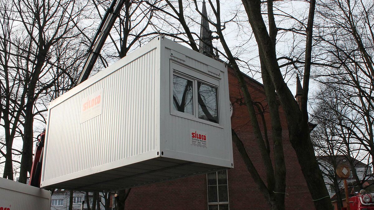Wohncontainer werden an der St. Pauli Kirche aufgestellt (Archiv, 14.11. 2013).