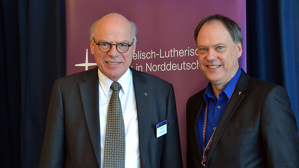 V.l.n.r.: Landesbischof Gerhard Ulrich und Synodenpräses Dr. Andreas Tietze machten sich heute (27. Februar) für das Kirchenasyl und eine humane Flüchtlingspolitik auf der Landessynode stark