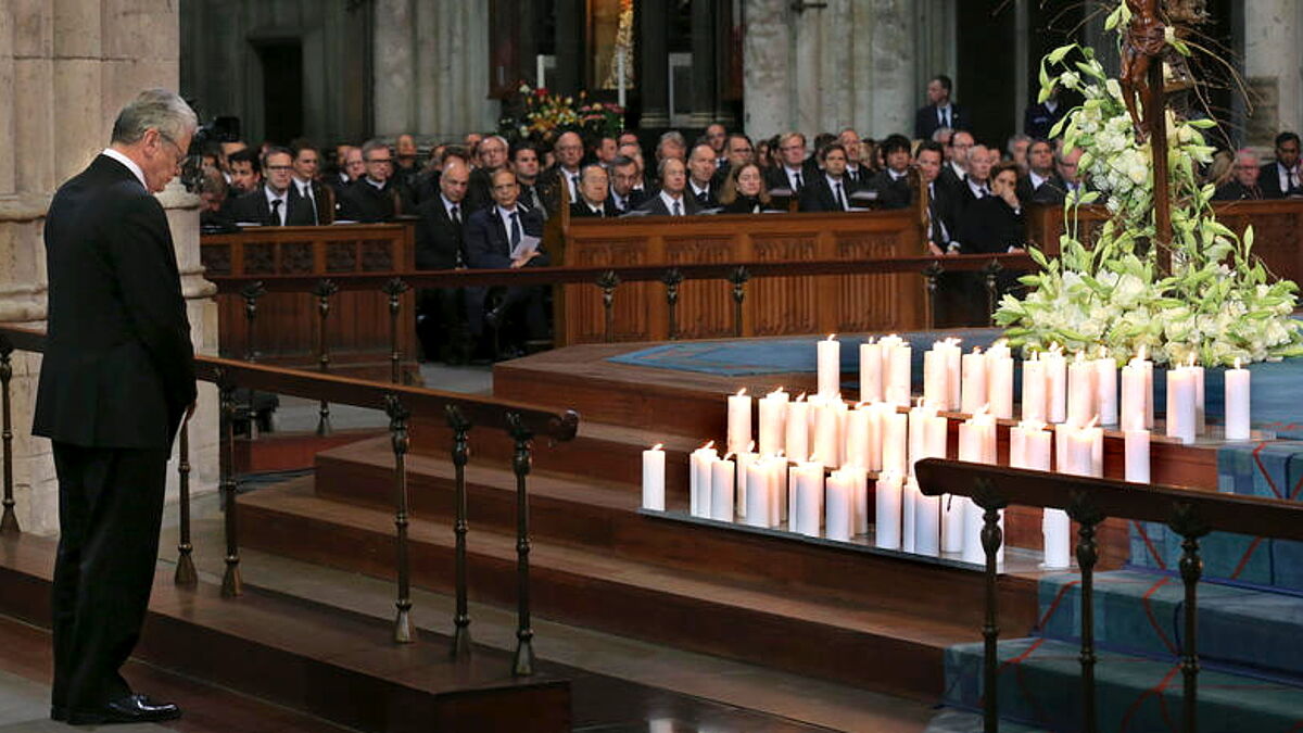 Bundespräsident Joachim Gauck hält inne vor den 150 Kerzen, die für die Opfer stehen.