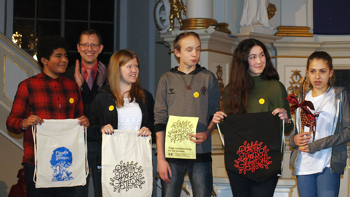 Einen der beiden Ehrenpreise erhielten die Schüler der Klasse 9c der Stadtteilschule Stellingen in Hamburg für ihr Projekt „Plastik war gestern“. Zu den Gratulanten zählte auch Michael Stahl (2. v. l.), Leiter des Amtes für Öffentlichkeitsdienst 