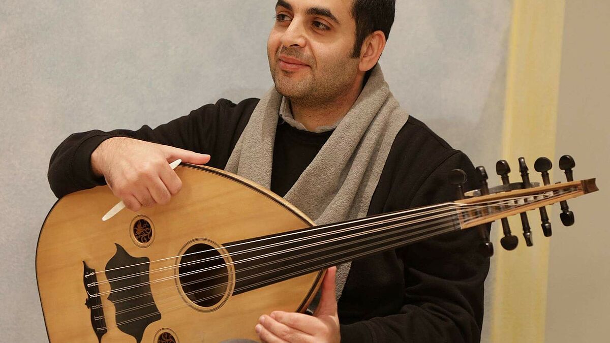 Der Syrer Sjhadi Almoghrabi wird dem Wismarer Publikum die Kurzhalslaute Oud vorstellen