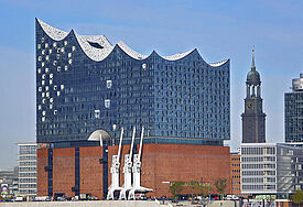 Zwei Wahrzeichen: Die Hamburger Elbphilharmonie und die Hamburger Hauptkirche St. Michaelis (Michel)