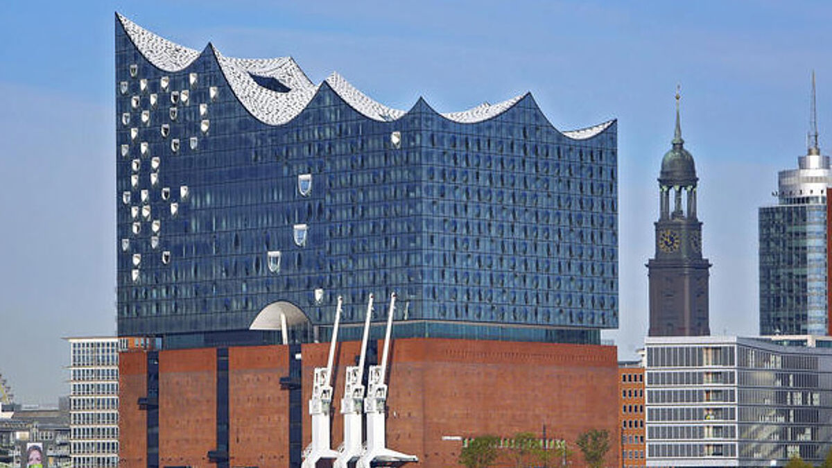 Zwei Wahrzeichen: Die Hamburger Elbphilharmonie und die Hamburger Hauptkirche St. Michaelis (Michel)