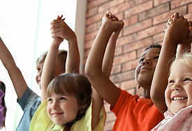 Kinder beim Singen und Tanzen