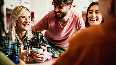 Eine Gruppe junger Menschen beim Kaffee 