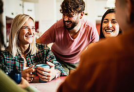 Eine Gruppe junger Menschen beim Kaffee 