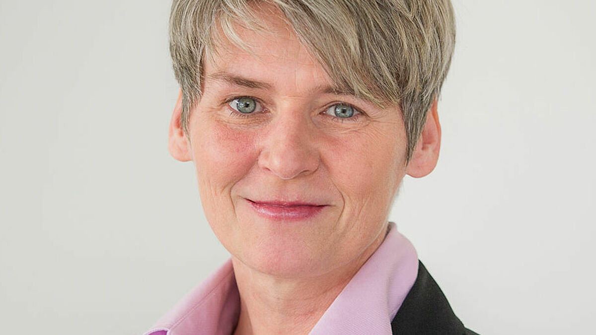 Zwei Jahre war Prof. Dr. Kerstin Lammer Leitende Pastorin des Hauptbereichs Seelsorge und gesellschaftlicher Dialog der Nordkirche. Nun tritt sie eine Stelle als Leitende Militärdekanin in Berlin an. 