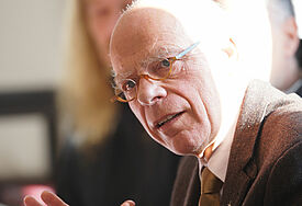 Landesbischof Gerhard Ulrich im Pressegespräch zu "Luther" am Theater Kiel.