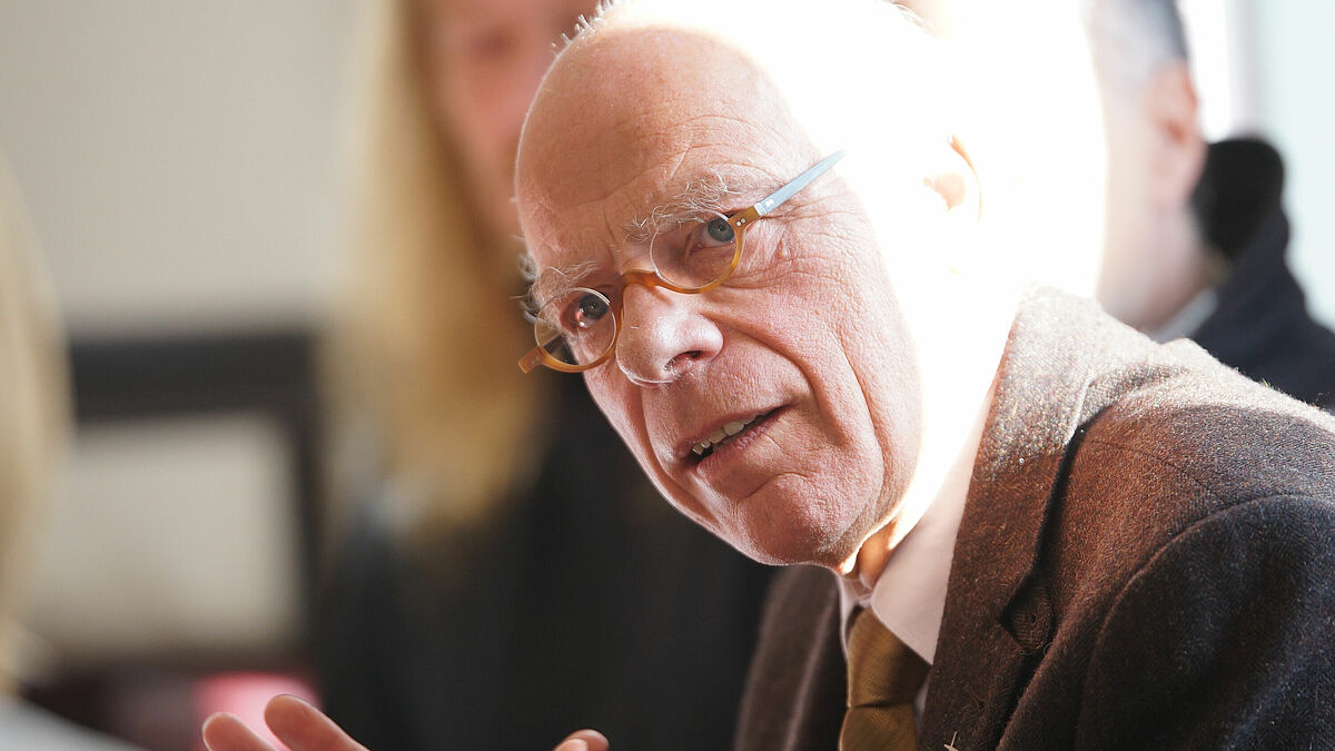 Landesbischof Gerhard Ulrich im Pressegespräch zu "Luther" am Theater Kiel.