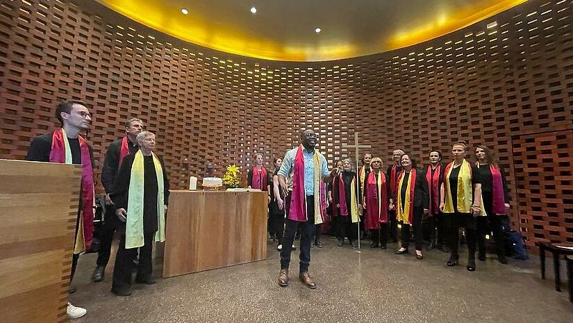 Der Gospelchor des Afrikanischen Zentrums Borgfelde singt im Ökumenischen Forum Hafencity