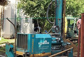 Start für die Geothermie-Anlage in der Kirchengemeinde Rostock-Dierkow: Bohrungen von rund 100 Metern Tiefe sind nötig, um die Erdwärme zum Heizen des Gemeindehauses zu nutzen. 