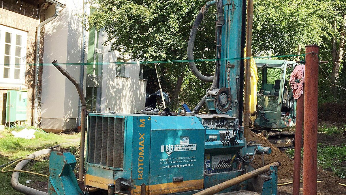 Start für die Geothermie-Anlage in der Kirchengemeinde Rostock-Dierkow: Bohrungen von rund 100 Metern Tiefe sind nötig, um die Erdwärme zum Heizen des Gemeindehauses zu nutzen. 