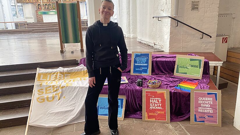 Tash Hilterscheid bei Winter-CSD in Kiel in Kirche vor Andacht