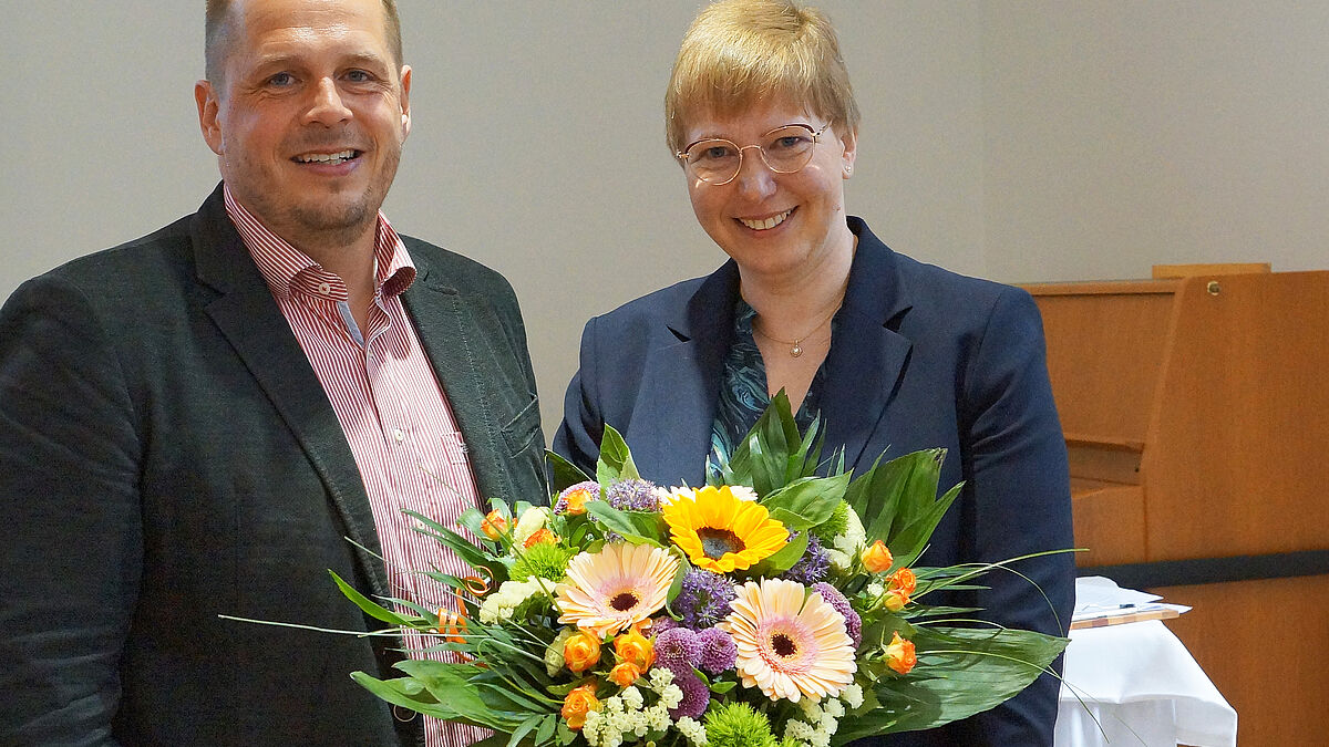 Präses Klemens Grube gratuliert Kathrin Kühl zu ihrer Wahl zur Pröpstin im Pommerschen Evangelischen Kirchenkreis in der Propstei Demmin. 