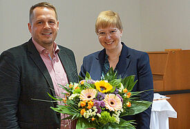 Präses Klemens Grube gratuliert Kathrin Kühl zu ihrer Wahl zur Pröpstin im Pommerschen Evangelischen Kirchenkreis in der Propstei Demmin. 