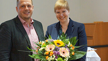 Präses Klemens Grube gratuliert Kathrin Kühl zu ihrer Wahl zur Pröpstin im Pommerschen Evangelischen Kirchenkreis in der Propstei Demmin. 