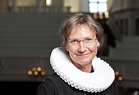 Bischöfin Kirsten Fehrs mit der traditionellen Halskrause. (c) Nordkirche