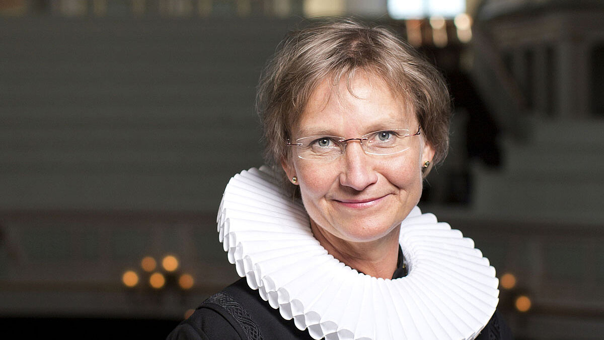 Bischöfin Kirsten Fehrs mit der traditionellen Halskrause. 