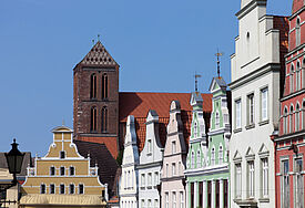 Die Altstadt von Wismar mit der Marienkirche im Hintergrund.