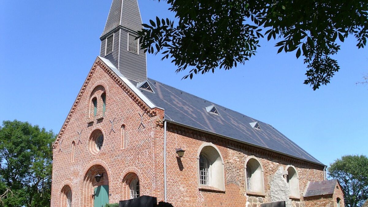 Die evangelische Kirche in Vollerwiek gehört zu den sechs Gemeinden auf der Nordsee-Halbinsel Eiderstedt, die vor 900 Jahren gegründet wurde. Hier finden sich noch Mauerreste, die auf die Ursprungskirche zurückgehen