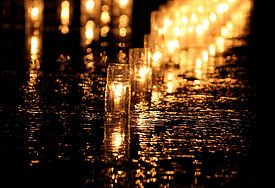 Schwimmende Kerzen bei Nacht (Symbolbild)