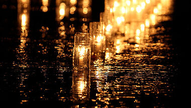 Schwimmende Kerzen bei Nacht (Symbolbild)