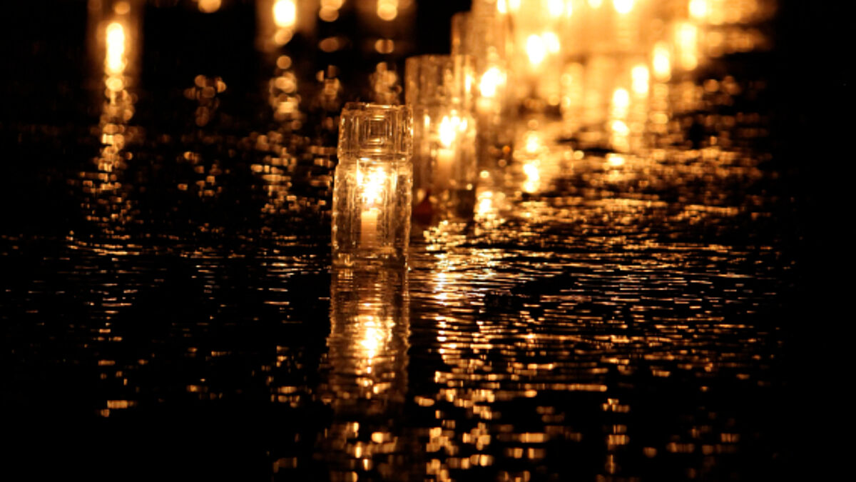 Schwimmende Kerzen bei Nacht (Symbolbild)