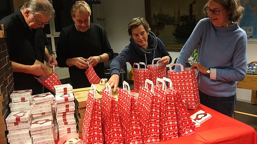 Geschenkepacken für die Seeleute: Frank Teller (v.l.), Bodo Häsler, Bärbel Reichelt und Heike Spiegelberg von der Deutschen Seemannsmission in Lübeck.