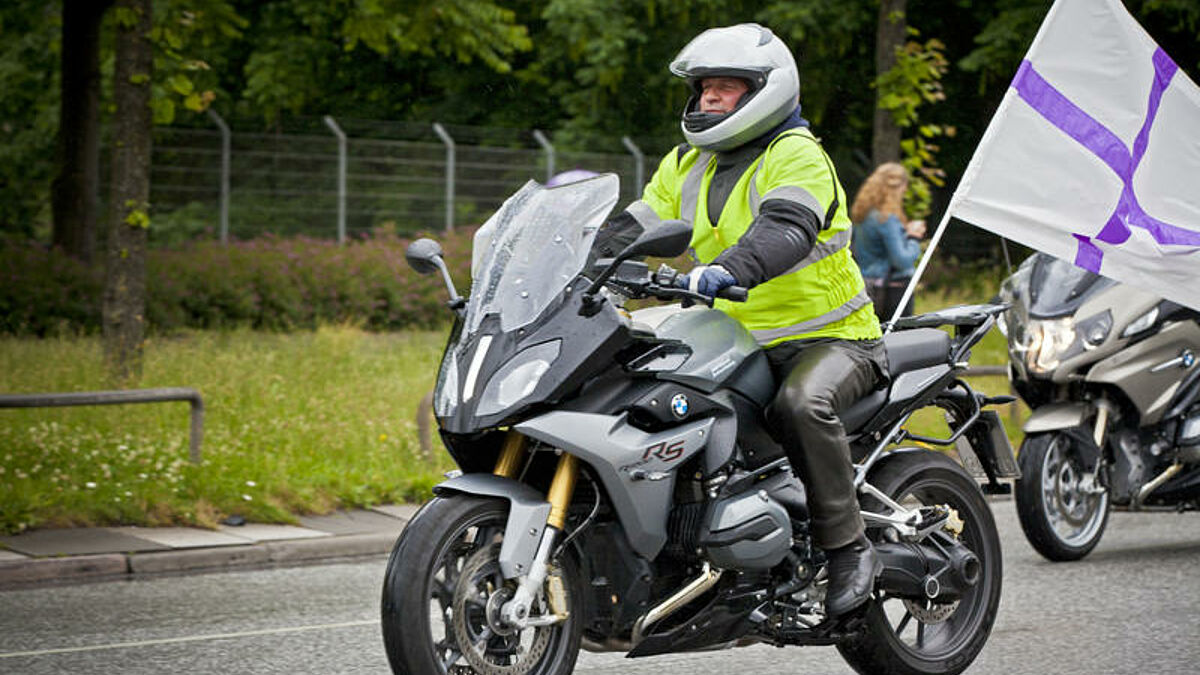 Pastor Lemke auf seinem Motorrad