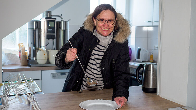 Zum Anfang spendiert Pastorin Mirjam Kull immer eine Suppe bei "Suppe für die Seele" in der Neumünsteraner Anscharkirche.