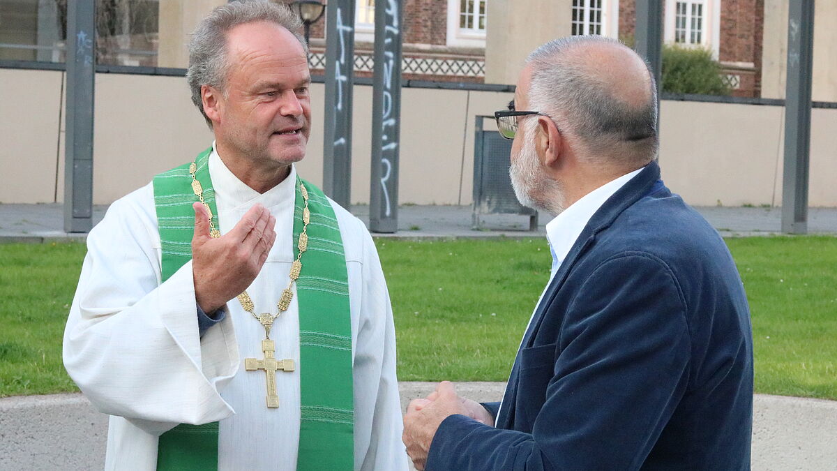Bischof Tilman Jeremias im Gespräch mit Maher Fakhouri.