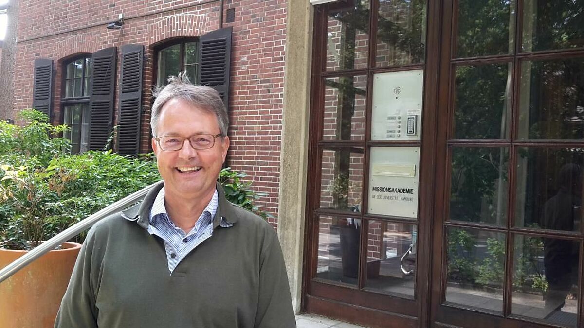 Pastor Anton Knuth vor der Missionsakademie in Hamburg