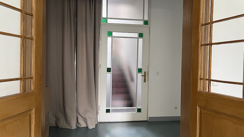 Durch diese Glastür geht es zur Archivzweigstelle in Greifswald. Durch diese Glastür geht es zur Archivzweigstelle in Greifswald.