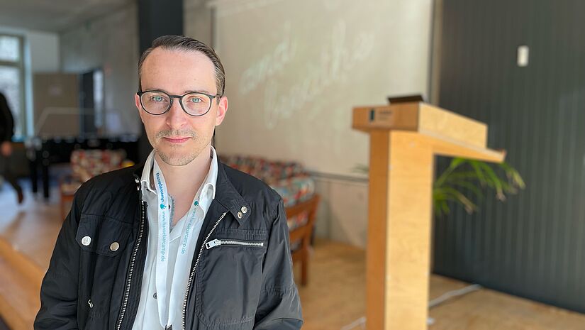 Lukas Schienke, Redaktionsleiter und stellv. Chefredakteur beim Evangelischen Kirchenfunk Niedersachsen-Bremen und Teil der BASIS:KIRCHE Lukas Schienke, Redaktionsleiter und stellv. Chefredakteur beim Evangelischen Kirchenfunk Niedersachsen-Bremen und Teil der BASIS:KIRCHE