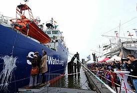 Afrikanische Vertreter von drei Netzwerk-Organisationen bei der Taufzeremonie der Sea-Watch 5, dem Rettungsschiff zur Seenotrettung, das  derzeit an der Überseebrücke im Hamburger Hafen liegt.