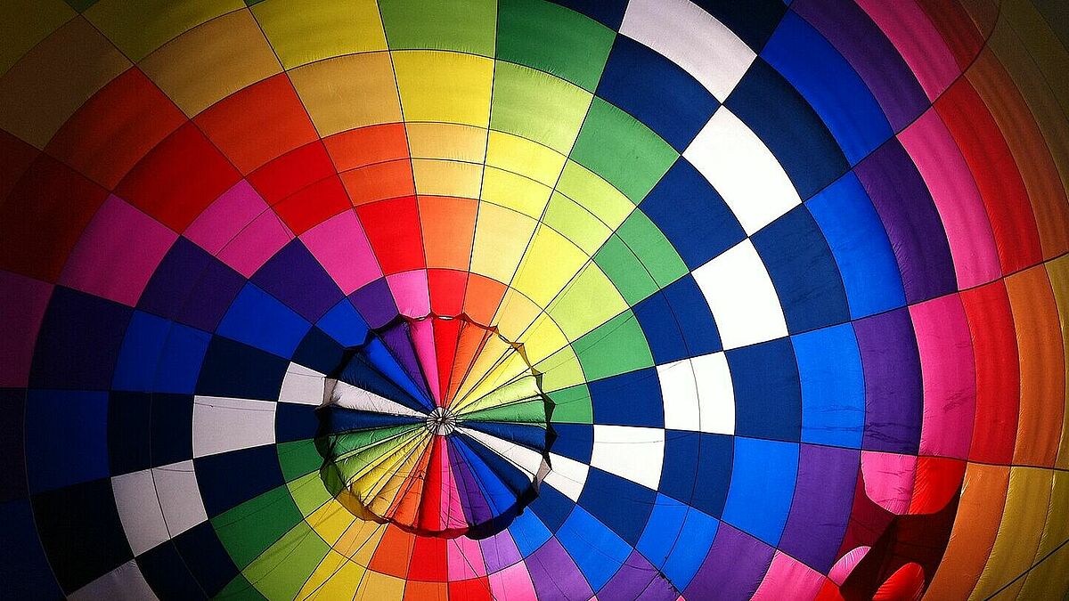Bunter Heißluftballon, von unten fotografiert