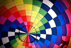 Bunter Heißluftballon, von unten fotografiert