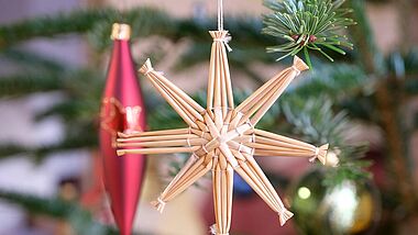 Strohstern an einem Tannenbaum
