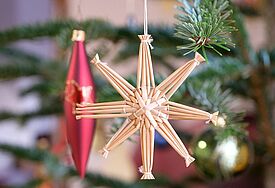 Strohstern an einem Tannenbaum