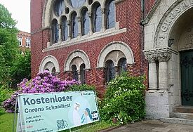 Eingang zum Testzentrum im Foyer der Jerusalemkirche in Hamburg-Eimsbüttel. 