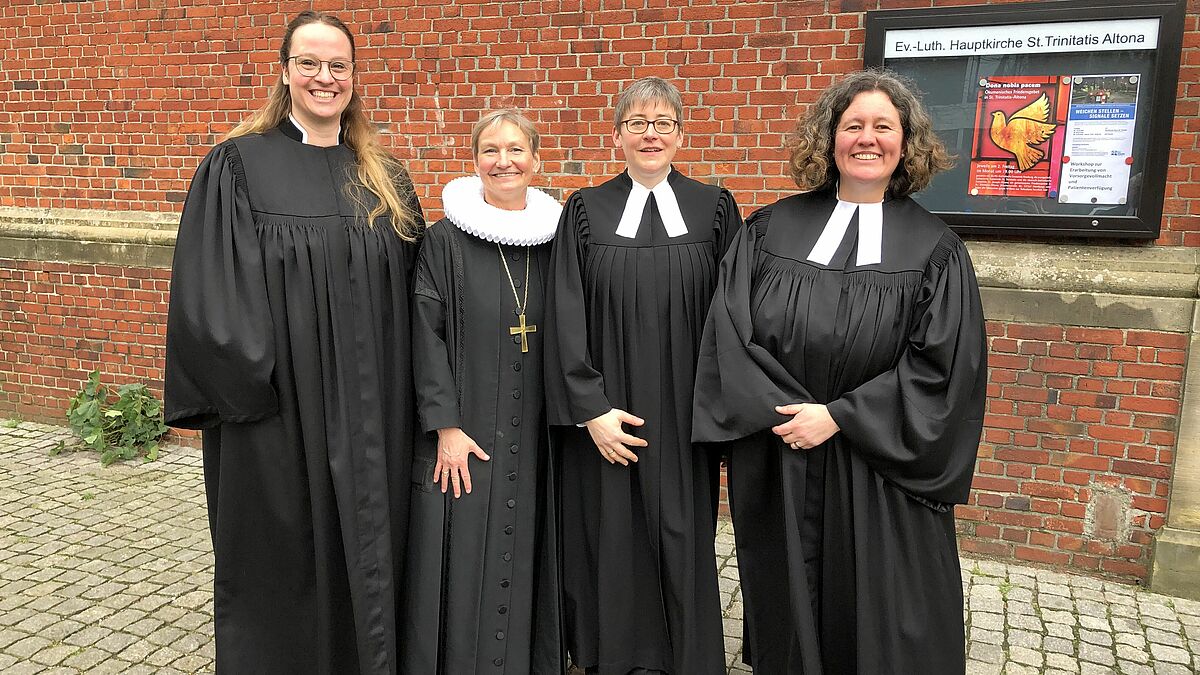 Bischöfin Kirsten Fehrs (2.v.l.) mit den neuen Pastorinnen Maria Gutjahr (v.l.), Ute Gansel und Gwen Schwethelm.